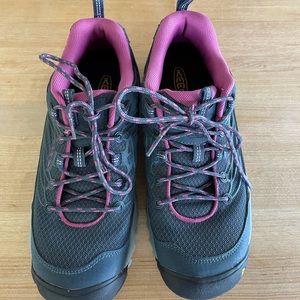 Keen women’s 9.5 hiking shoes